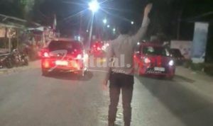 Kapolsek Bontonompo Turun Langsung Urai Kemacetan saat Arus Balik Mudik Lebaran
