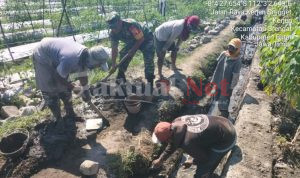 Kompak, Babinsa Koramil Srengat Dan Warga Masyarakat Gelar Gotong Royong Bersama