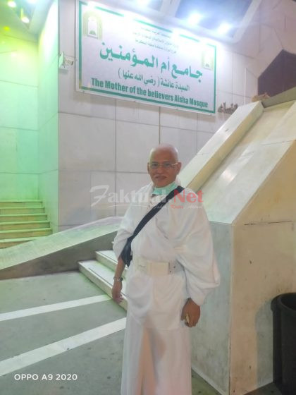 Sekretaris Daerah Provinsi Sultra yang juga Petugas Haji Daerah (PHD), Drs Asrun Lio MHum PhD saat berada di bus bersama para jamaah kloter 24 menuju Masjid Aisyah di Tan'im, Minggu (9/7).