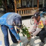 Polsek Kepulauan Seribu Selatan Giat Tanam Pohon ‘Birukan Langit’ untuk Mempertahankan Kualitas Udara