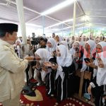 Prabowo Dinobatkan Sebagai Sahabat Santri Indonesia saat Berkunjung ke Jatim