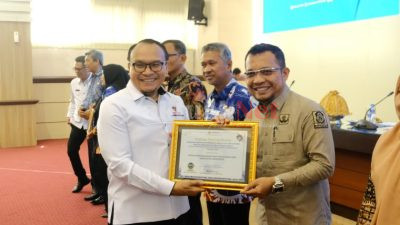 Berikan Pelayanan Prima, Kadis Dukcapil Jeneponto Mustaufiq Terimah Penghargaan Dari Ombudsman RI