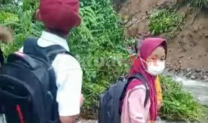 Jembatan Putus, Perjuangan Siswa SD Bangsala Terhambat Demi Tuntut Ilmu