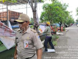 Masuk Minggu Tenang Lurah Marunda Lakukan Pembersihan APK Pemilu di Wilayahnya