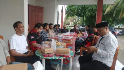 PWI Kabupaten Gowa Buka Puasa Bersama Dirangkaikan Dengan Berbagai Takjil Kepada Para Pengguna Jalan