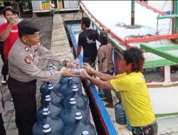 Polsek Kepulauan Seribu Utara Bagikan Berkah Ramadhan di Pulau Kelapa dan Pulau Harapan