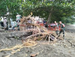Peduli Kebersihan Pantai, Babinsa Koramil Bambalamotu Laksanakan Karya Bakti