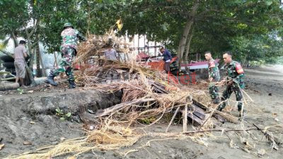 Peduli Kebersihan Pantai, Babinsa Koramil Bambalamotu Laksanakan Karya Bakti