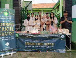 Peningkatan Imtaq, Peserta Didik SMA Alkhairiyah Berikan Takjil Bagi Warga