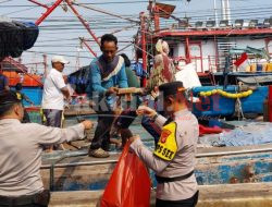 Jum’at Barokah Polsek Kawasan Muara Baru Berbagi Makanan Siap Santap di Pelabuhan Muara Baru