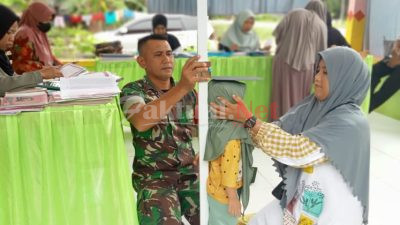 Babinsa Bambalamotu Sertu Sirajuddin Dampingi Bidan Posyandu Melakukan Penimbangan Balita