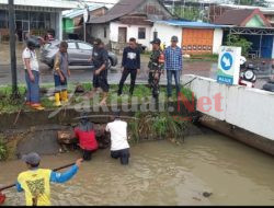Warga Kalase’rena Bersama Babinsa Kodim 1409 Gowa Bersihkan Saluran Air. 