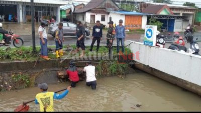 Warga Kalase’rena Bersama Babinsa Kodim 1409 Gowa Bersihkan Saluran Air. 