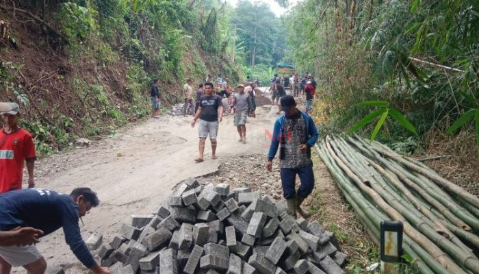Swadaya Warga Gotong Royong Beli Paping Blok, Perbaiki Jalan Poros Provinsi Batumassongko-Malakaji
