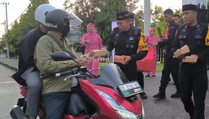 Batalyon B Pelopor Satbrimob Polda Sulsel Berbagi Takjil, Untuk Masyarakat di Bulan Ramadhan