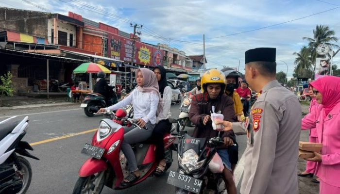 Raih Keberkahan Bulan Ramadhan, Polsek Pattallassang Bersama Bhayangkari Bagi-bagi Takjil