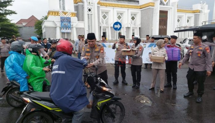 Kapolres Gowa Bersama Jajaran, Bagikan Takjil kepada Pengendara dan Warga