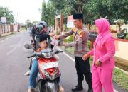 Kapolsek Barombong Bersama Bhayangkari Bagikan, 100 Paket Takjil Bagi Pengendara dan Tahanan
