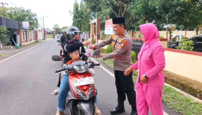 Kapolsek Barombong Bersama Bhayangkari Bagikan, 100 Paket Takjil Bagi Pengendara dan Tahanan