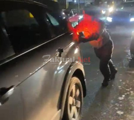 Sigap, Anggota Sat Samapta Polres Gowa Bantu Dorong Mobil Warga Yang Mogok