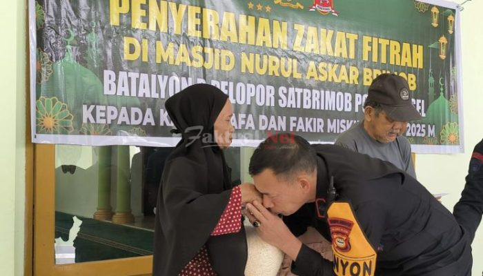 Jelang Hari Raya Idul Fitri, Brimob Parepare Serahkan Zakat Fitrah ke Kaum Dhuafa