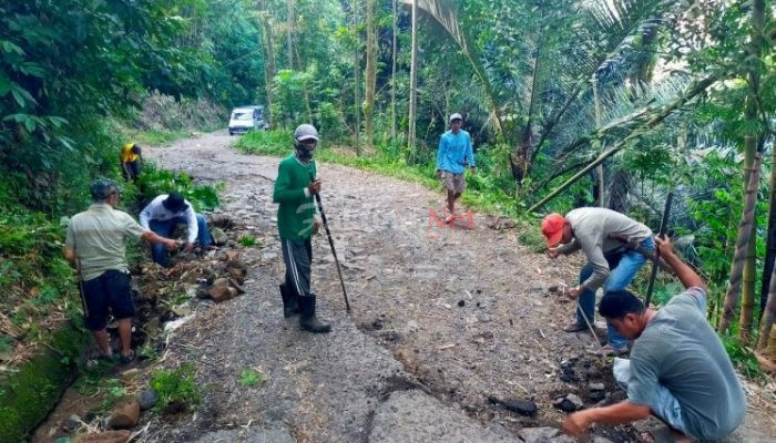 Babinsa Koramil 1409-07/Tompobulu Bersama Warga, Gotong Royong Perbaiki Jalan Rusak
