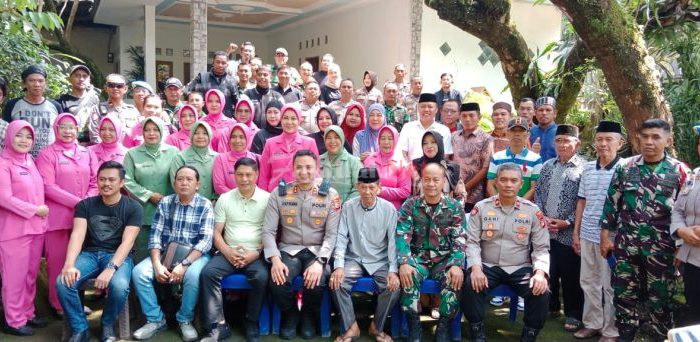 Personel Kodim 1409/Gowa Bersama Polres Gowa, kolaborasi Touring dan Berikan Bantuan Sosial di Kecamatan Parangloe