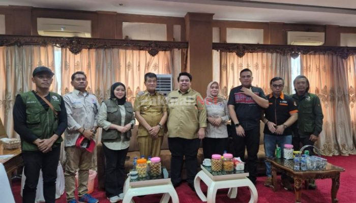 F-PRB Sultra Bagikan 500 Paket Bantuan Dan 20 Tenda Pengungsi di Konut