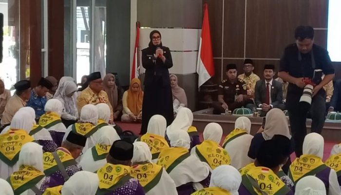 Bupati Barru Andi Ina Kartika Sari, SH., M.Si., Lepas 176 Jemaah Haji Kloter 4 Menuju Tanah Suci