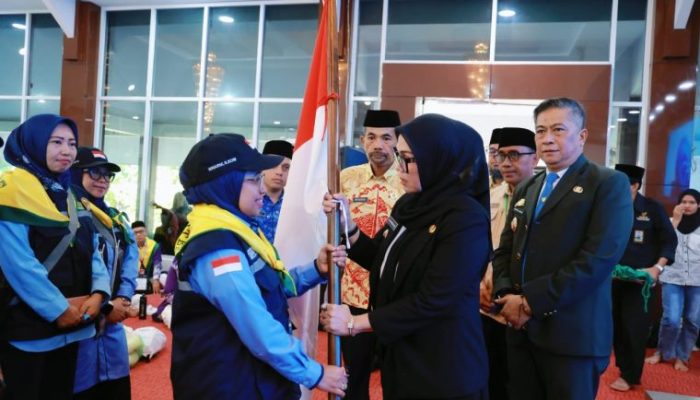 Wakil Bupati Barru Dr.Ir. Abustan Andi Bintang, M.Si., Turut Mendampingi Bupati Andi Ina Kartika Sari, S.H., M.Si., Dalam Pelepasan Jemaah Haji 