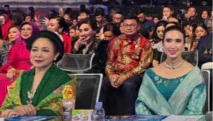 Cantik Berpengaruh: Titiek Soeharto dan Widiyanti Putri Wardhana, Tampil Cantik di Malam Final Puteri Indonesia 2025
