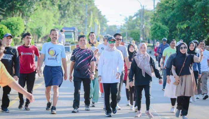 Bupati Barru Andi Ina Kartika Sari Bersama Wakil Bupati Abustan Andi Bintang, Turut Hadir Kegiatan Car Free Day, di Alun-Alun Colliq Pujie