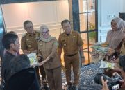 Bupati Andi Ina Kartika Sari, SH., M.Si., dan Wakil Bupati Barru Dr.Ir. Abustan Andi Bintang, M.Si., Serahkan Bibit Jagung Secara Simbolis ke Petani