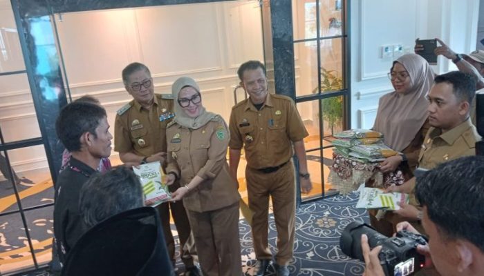 Bupati Andi Ina Kartika Sari, SH., M.Si., dan Wakil Bupati Barru Dr.Ir. Abustan Andi Bintang, M.Si., Serahkan Bibit Jagung Secara Simbolis ke Petani