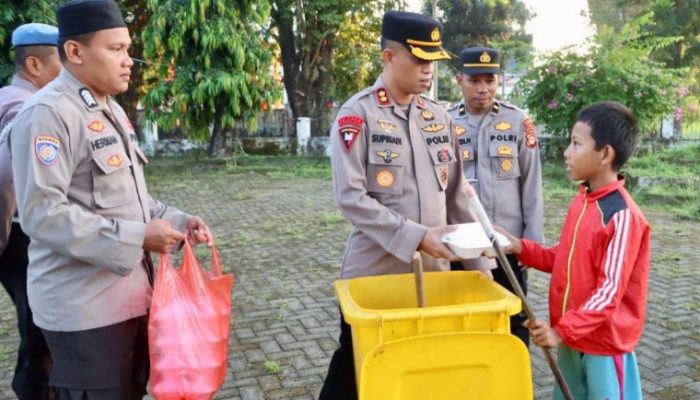 “Jumat Berkah : Kapolres Takalar Turun ke Jalan, Bagikan Sarapan Untuk Pejuang Pagi”