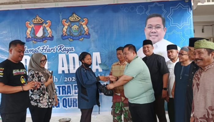 Berbagi 500 Kg Daging Qurban, Ketua Kadin Sultra Anton Timbang Serahkan Secara Simbolis