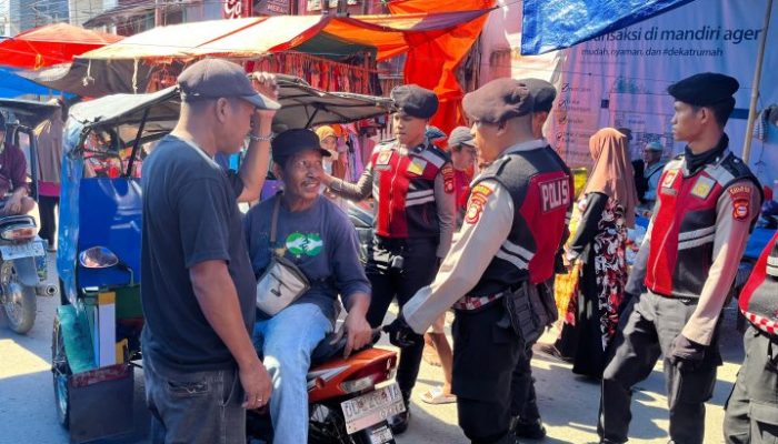 Personel Patroli Presisi Sat Samapta Polres Takalar, Laksanakan Patroli Dialogis di Pasar Palleko