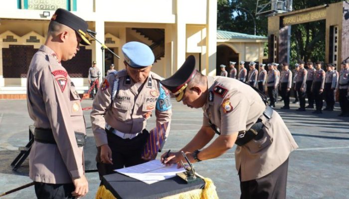 Kapolres Takalar Pimpin Upacara, Pelantikan Kabag Ops Baru dan Beri Penghargaan Personel Berprestasi