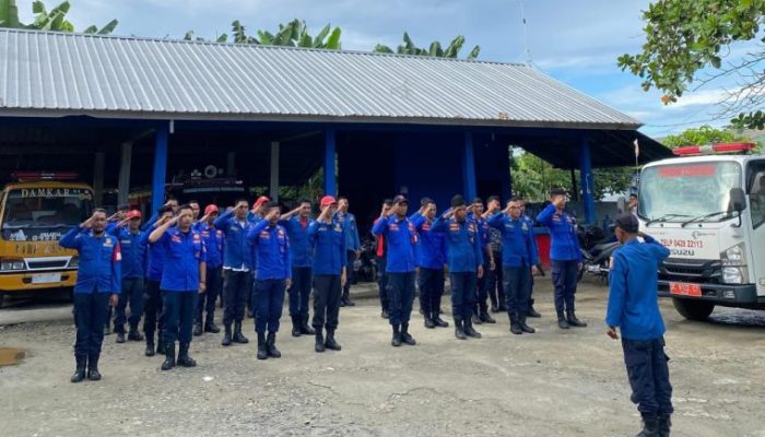 Respons Cepat Damkar Polman, Bantu Warga Sakit Yang Tidak Bisa Berjalan Menuju Rumah Sakit