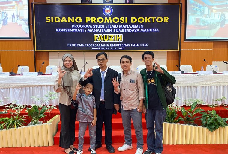 Dr. Fauzih, SE.,MM didampingi mahasiswa STIE 66 Kendari