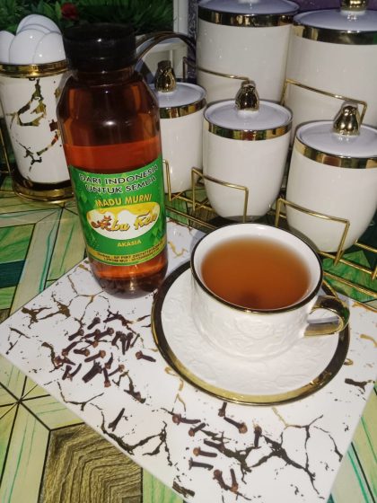 Minum Madu Murni Abu Ken dengan segelas herbal