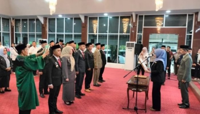 Bupati Barru Lantik 6 Pejabat Eselon III Lingkup, Pemkab Barru di Baruga Singkeru Adae Rujab Bupati Barru