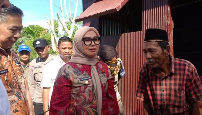 Bupati Barru Andi Ina, Kolaborasi Pemprov Sulsel, Serahkan Kunci Bedah Rumah Penerima Manfaat Daeng Lebang