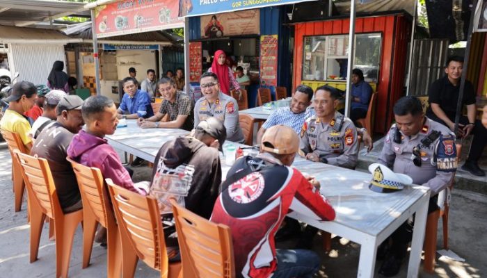 Hangatnya Makan Siang, Kapolres Gowa Bersama Pengemudi Bentor di GOR Sungguminasa