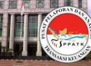 Bombastis! 31 Juta Rekening Dibekukan, Kepala PPATK Harus Bertanggung Jawab!  Oleh: Johan Sopaheluwakan    Faktual.net – Jakarta Barat, DKI Jakarta – Jumat (1/8/2025) – Indonesia tengah dihebohkan oleh skandal pemblokiran 31 juta rekening bank oleh Pusat Pelaporan dan Analisis Transaksi Keuangan (PPATK).  Tindakan kontroversial ini, yang dilakukan tanpa proses pengadilan dan tanpa pemberitahuan resmi, telah memicu gelombang protes dan kecaman dari berbagai kalangan.  Ini bukan sekadar kesalahan administrasi, ini adalah bom waktu yang mengancam sendi-sendi demokrasi dan keadilan di Indonesia!   Bayangkan, 31 JUTA rekening!  Jumlah yang fantastis itu tiba-tiba dibekukan oleh PPATK dengan alasan pencegahan pencucian uang dan judi online, serta karena dianggap “dormant” atau tidak aktif.  Namun, di balik alasan yang terkesan mulia itu, tersimpan kejanggalan yang menghebohkan.  Tak ada regulasi yang jelas, tak ada surat perintah pengadilan, tak ada proses hukum yang transparan!  Rekening aktif milik masyarakat biasa, termasuk rekening pensiunan, warisan, dan UMKM, ikut menjadi korban.   Ini jelas merupakan tindakan sewenang-wenang!  Rakyat kehilangan akses ke uang mereka tanpa diberi kesempatan untuk membela diri, mengajukan banding, atau bahkan mendapatkan informasi yang jelas.  Kerugian ekonomi yang dialami masyarakat tentu sangat signifikan.  PPATK, yang seharusnya menjadi lembaga pengawas transaksi keuangan, justru bertindak di luar kewenangannya.  Undang-Undang Nomor 8 Tahun 2010 tentang TPPU dengan jelas menyatakan bahwa PPATK hanya bertugas menganalisis dan menyampaikan hasil analisis, bukan bertindak sebagai eksekutor yang berwenang memblokir rekening.   Tindakan Kepala PPATK, Ivan Yustiavandana, ini patut diduga sebagai penyalahgunaan wewenang, perampasan hak milik, dan pelanggaran hak konstitusional warga negara.  Ini bukan hanya masalah internal PPATK, tetapi juga kegagalan pengawasan pemerintah.  Presiden, sebagai pemegang otoritas tertinggi dan yang bertanggung jawab atas PPATK, tidak bisa lepas tangan.  Jika Presiden baru mengetahui setelah 31 juta rekening dibekukan, ini adalah bukti nyata kelalaian yang fatal!   Tuntutan publik pun menggema: Tangkap dan periksa Kepala PPATK!  Lakukan audit menyeluruh terhadap prosedur pemblokiran rekening!  Dan yang terpenting, kembalikan hak akses rekening dan berikan ganti rugi kepada masyarakat yang dirugikan!  Ini bukan hanya tentang uang, tetapi tentang keadilan, tentang penegakan hukum, dan tentang masa depan demokrasi di Indonesia.   Kita tidak boleh tinggal diam!  Jika uang rakyat bisa dibekukan seenaknya tanpa proses hukum yang benar, maka siapa pun bisa menjadi korban berikutnya.  PPATK tidak boleh menjadi “penguasa bayangan” yang bertindak di atas hukum.  Mari kita bersama-sama menuntut keadilan dan memastikan bahwa negara hukum di Indonesia tetap tegak!    Penulis adalah Alumnus STKIP Purnama, Jakarta.  Jurusan Pendidikan Ilmu Ekonomi/Pend. Dunia Usaha.  Tinggal di Jakarta.
