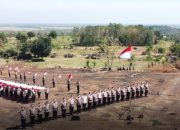 Polres Takalar, Bentangkan Bendera Merah Putih Sepanjang 20 Meter di Puncak Bulu Pe’da 
