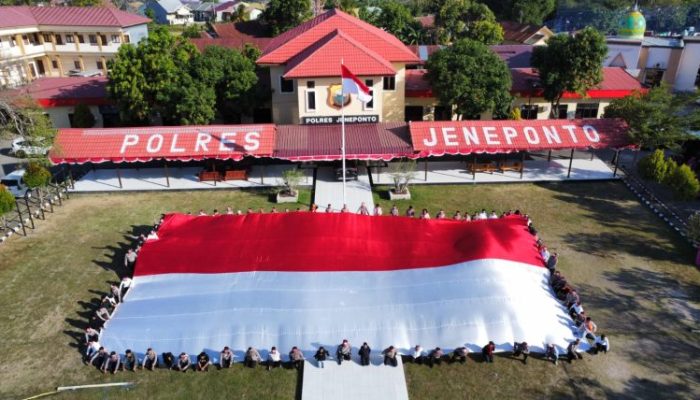 Polres Jeneponto dan Mapala Unibos Makassar, Bentangkan Bendera Raksasa Sambut HUT ke-80 Republik Indonesia