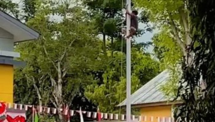 Bendera Macet Saat Penurunan Bendera di Tompobulu, Diselamatkan Anak Kecil Bernama Nojeng