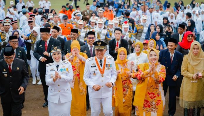 Bupati Barru dan Wakil Bupati Barru Berbaur dengan Rakyat, Foto Bareng dan Joget Bersama Rayakan HUT RI ke-80