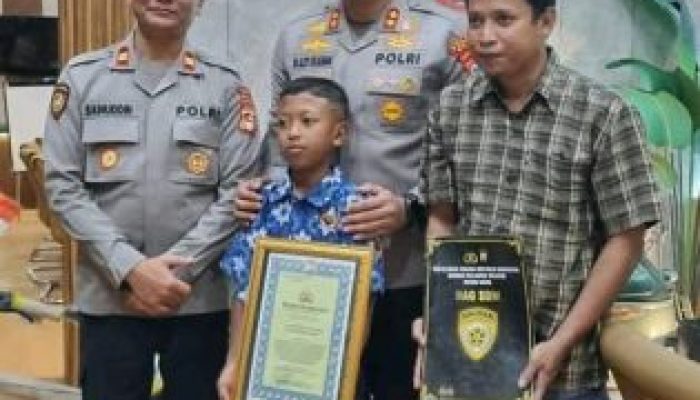 “Anak Pejuang Merah Putih” dari Malakaji Viral, Terima Penghargaan dan Hadiah dari Kapolres Gowa”